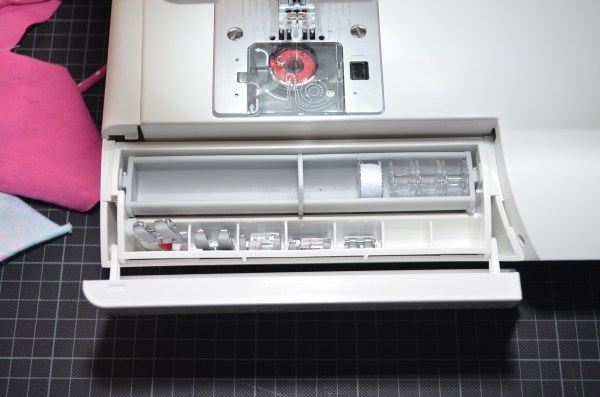 Schön aufgeräumt... das Werkzeugfach der Pfaff Ambition 2.0 dsc_3002